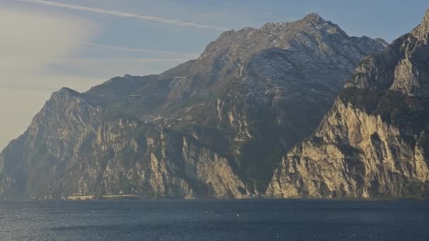 Panorámica de la parte norte del lago de Garda, Italia. Disparo en la cámara roja — Vídeo de stock
