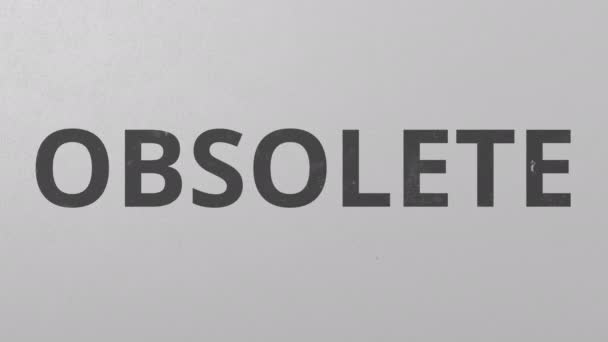 Разбивание бетонной стены крашеным словом OBSOLETE. Концептуальная 3D анимация — стоковое видео