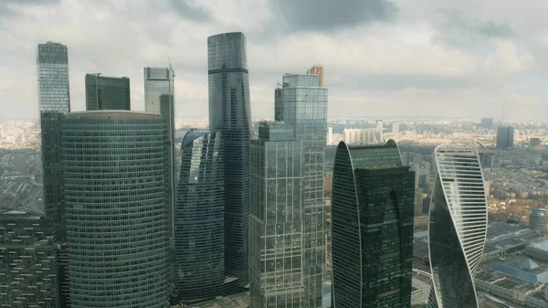Grote hoogte luchtfoto van moderne wolkenkrabbers binnen stadsgezicht — Stockfoto