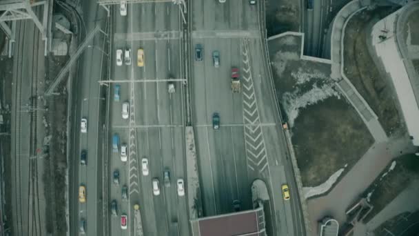 Vista aérea para baixo do tráfego automóvel na ponte rodoviária — Vídeo de Stock