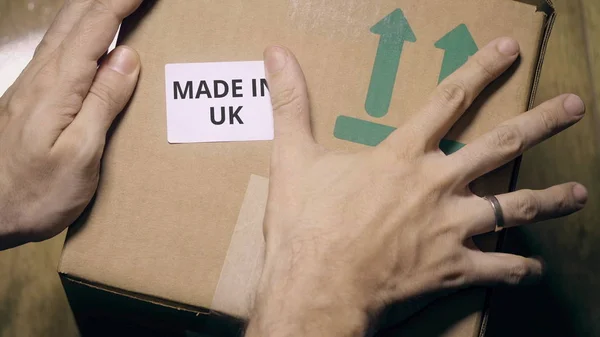 Colocación de pegatina con texto MADE IN UK en la caja — Foto de Stock