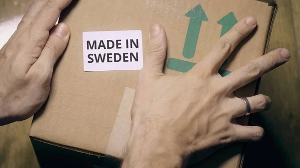 Маркування картону з Виготовкою в Швеції наклейка — стокове фото