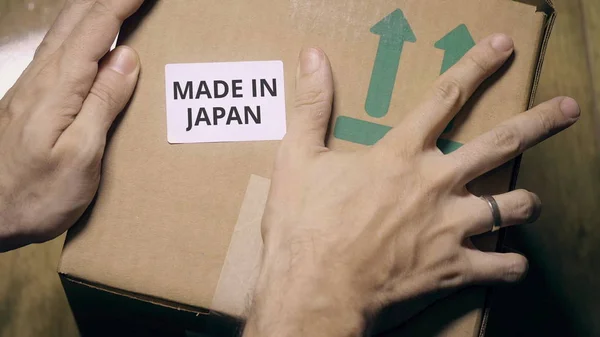Hecha en Japón pegatina en una caja de cartón —  Fotos de Stock