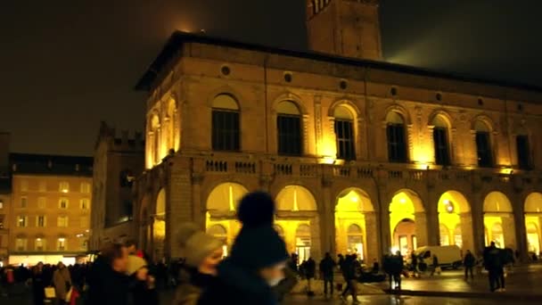 PADUA, ITALY - 24 ДЕКАБРЯ 2018 года. Вечером переполненный центр города с украшенной елкой — стоковое видео