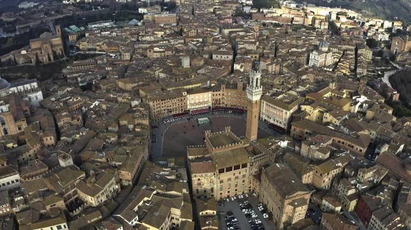 Centro aéreo de Siena envolvendo a famosa Piazza del Campo, uma das maiores praças medievais da Europa. Toscana, Itália — Fotografia de Stock