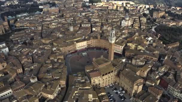 Εναέρια κέντρο της Σιένα που περιλαμβάνει την περίφημη Piazza del Campo, μία από τις μεγαλύτερες μεσαιωνικές πλατείες της Ευρώπης. Τοσκάνη, Ιταλία — Αρχείο Βίντεο