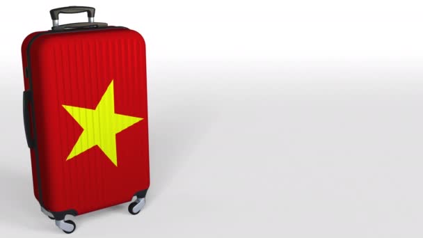 Reisekoffer mit Vietnam-Flagge. Konzeptionelle 3D-Animation für den vietnamesischen Tourismus, Leerraum für Bildunterschriften — Stockvideo