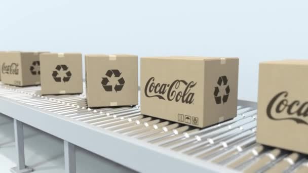 Muitas caixas com o logotipo da Coca-Cola se movem no transportador de rolos. Animações 3D editoriais soltas — Vídeo de Stock