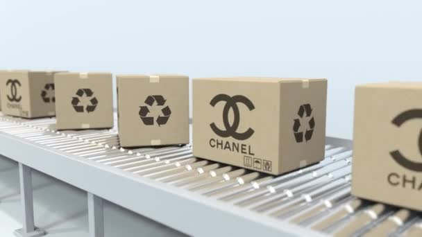 As caixas com logotipo CHANEL movem-se no transportador de rolos. Animações 3D editoriais soltas — Vídeo de Stock