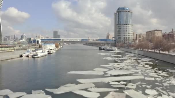 Légifotó a moszkvai folyón tavasszal. Moscow, Oroszország — Stock videók