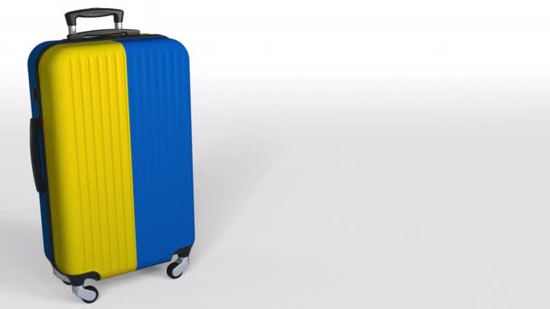Чемодан путешественника с флагом Украины. Концептуальная 3D анимация для украинского туризма, пустое место для подписи — стоковое видео