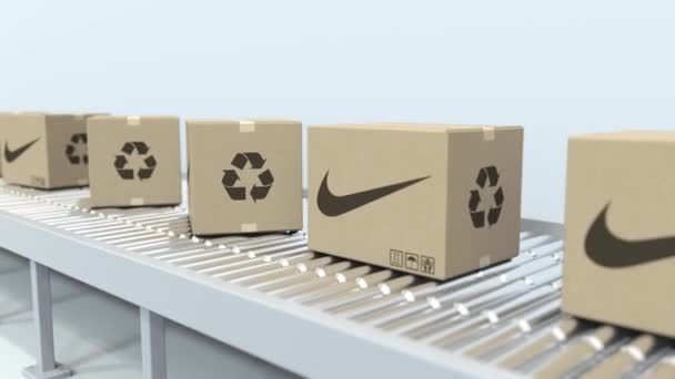 As caixas com logotipo NIKE movem-se no transportador de rolos. Animações 3D editoriais soltas — Vídeo de Stock