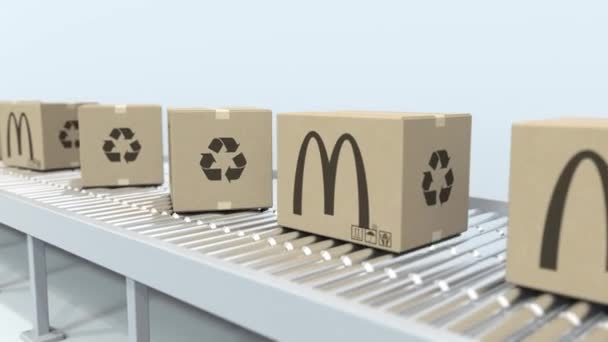 Kartony z logo McDonalds poruszają się na przenośniku rolowym. Loopable redakcyjnej animacji 3D — Wideo stockowe