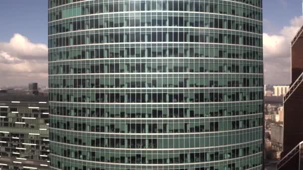 一般的なオフィスの超高層ビルの空中明らかにショット — ストック動画