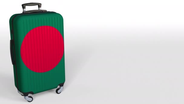 Mala de viagem com bandeira de Bangladesh. Bangladesh turismo conceitual animação 3D, espaço em branco para legenda — Vídeo de Stock