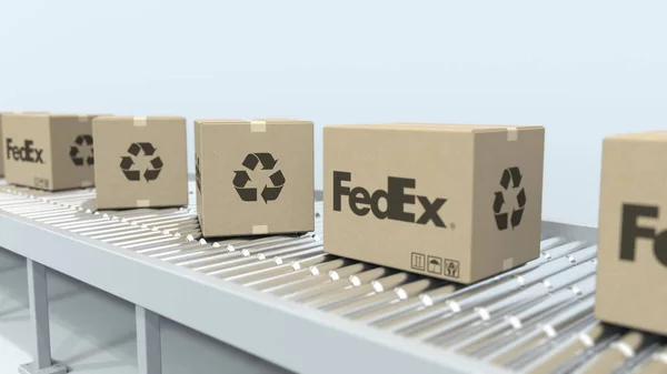 Muchos cartones con logotipo FEDEX se mueven en el transportador de rodillos. Representación Editorial 3D — Foto de Stock