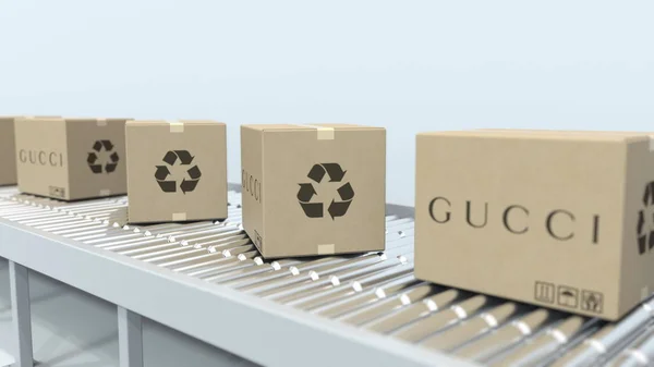 Vele kartons met het embleem van Gucci beweging op rol transportband. Redactionele 3D rendering — Stockfoto