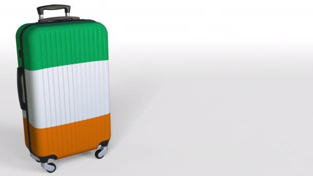 Maleta de viajero con bandera de Irlanda. Turismo irlandés animación conceptual 3D, espacio en blanco para leyenda — Vídeo de stock