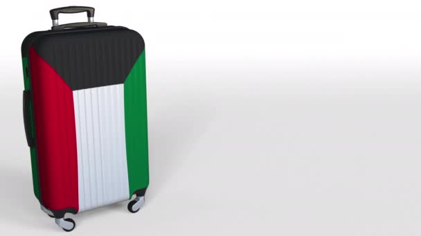 クウェートの旗が付いたトラベラーズスーツケース。クウェート観光概念3Dアニメーション、キャプションのための空白スペース — ストック動画