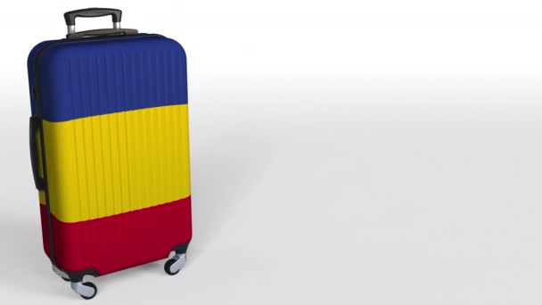 Valise de voyageurs avec le drapeau de la Roumanie. Animation 3d conceptuelle du tourisme roumain, espace vide pour la légende — Video