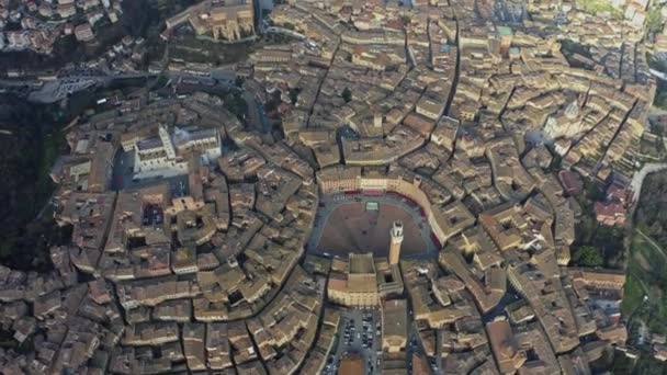 Vista aérea hacia abajo de la ciudad de Siena, Italia — Vídeos de Stock