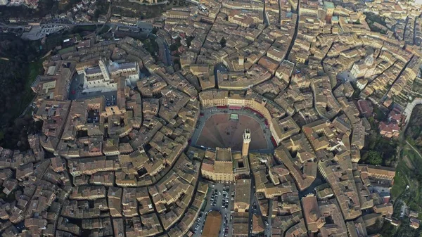 Vue aérienne vers le bas de la ville de Sienne, Italie — Photo