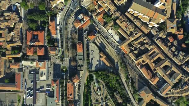 Vue aérienne de haut en bas des maisons et des rues à Pérouse, Italie — Video