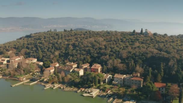 Letecký pohled na ostrov Maggiore na jezeře Trasimeno v Itálii — Stock video