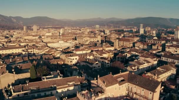 Vista aérea de baja altitud del paisaje urbano de Terni y las montañas circundantes. Umbría, Italia — Vídeos de Stock