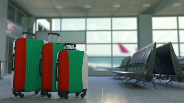 Путевые чемоданы с флагом Болгарии. Концептуальная анимация туризма в Болгарии — стоковое видео