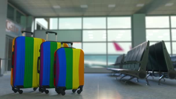 Maletas de viaje con bandera de orgullo gay. Turismo LGBT o animación conceptual de inmigración — Vídeo de stock