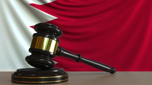 Rechters Gavel en blokkeren tegen de vlag van Bahrein. Bahreinse Hof conceptuele animatie — Stockvideo