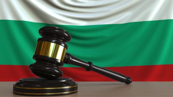 Hakimler Bulgaristan bayrağına karşı toklar ve blok. Bulgar mahkemesi kavramsal animasyon — Stok video