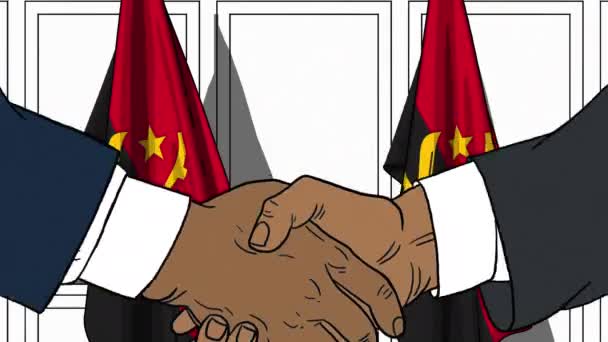Бизнесмены или политики пожимают руку флагу Анголы. Встреча или сотрудничество в области мультипликации — стоковое видео
