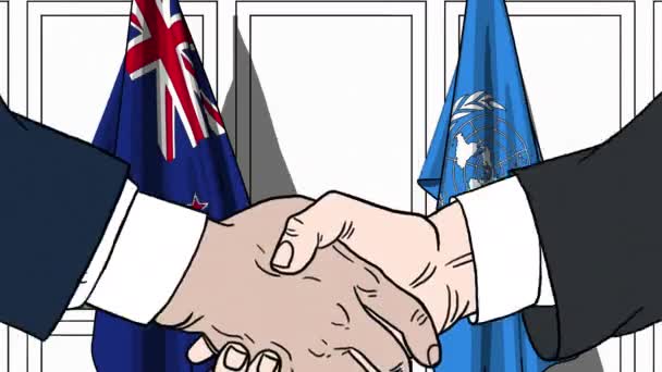 Des hommes d'affaires ou des politiciens serrent la main contre les drapeaux de la Nouvelle-Zélande et des Nations Unies. Réunion officielle ou animation éditoriale liée à la coopération — Video