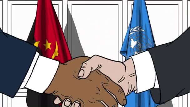 Empresarios o políticos se dan la mano contra las banderas de Angola y las Naciones Unidas. Reunión oficial o animación editorial relacionada con la cooperación — Vídeo de stock