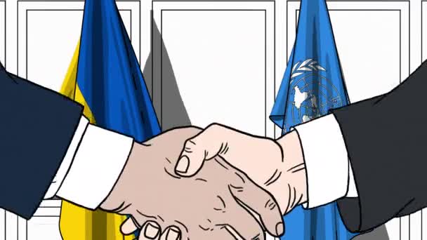 Οι επιχειρηματίες ή οι πολιτικοί κάνουν χειραψία ενάντια στις σημαίες της Ουκρανίας και των Ηνωμένων Εθνών. Επίσημη συνάντηση ή συνεργασία σχετικά με τη συντακτική κίνηση — Αρχείο Βίντεο