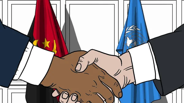 Biznesmeni lub politycy wstrząsnąć ręce przeciwko flagi Angoli i Narodów Zjednoczonych. Oficjalne posiedzenie lub związane z współpracą redakcyjną ilustrację — Zdjęcie stockowe