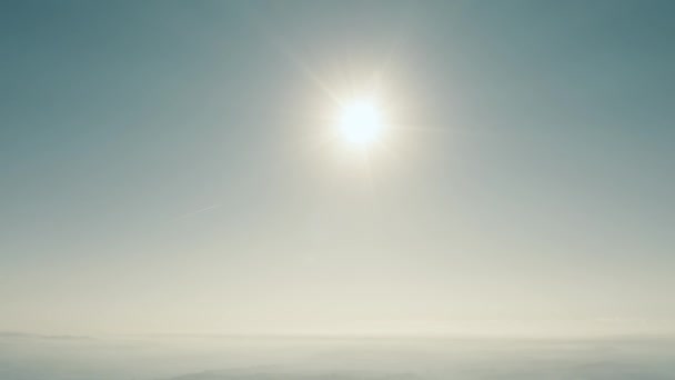 Vista aérea a gran altitud del sol y cielo azul claro — Vídeo de stock