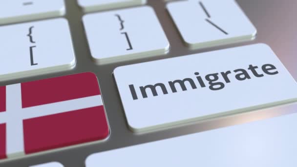 Immigrera text och flagga av Danmark på knapparna på datorns tangentbord. Konceptuell 3D-animering — Stockvideo