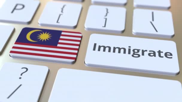IMMIGRATE текст и флаг Малайзии на кнопках на клавиатуре компьютера. Концептуальная 3D анимация — стоковое видео