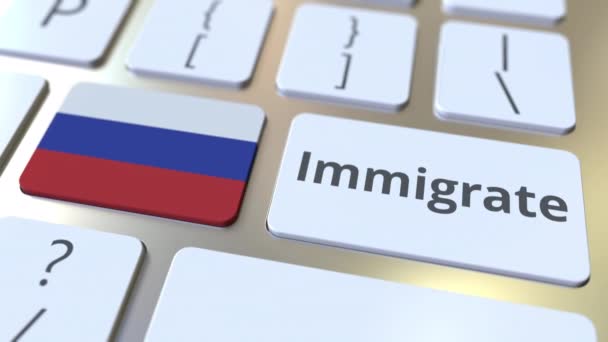 Teks IMMIGRATE dan bendera Rusia pada tombol pada keyboard komputer. Animasi 3D konseptual — Stok Video