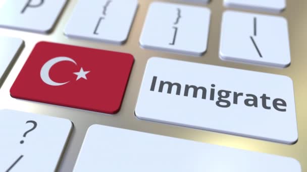 IMMIGRAR texto e bandeira da Turquia nos botões do teclado do computador. Animação 3D conceitual — Vídeo de Stock