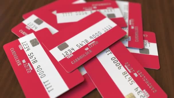 Montón de tarjetas de crédito con bandera de Austria. Sistema bancario austriaco animación 3D conceptual — Vídeo de stock