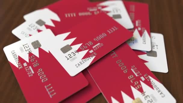 Mucchio di carte di credito con bandiera del Bahrein. Bahrein sistema bancario concettuale animazione 3D — Video Stock