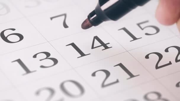 V kalendáři je označen čtrnáctý 14 den v měsíci, který se transformuje do textu Uložit Datum — Stock video