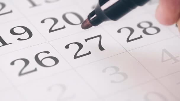 Marcado el vigésimo séptimo día de un mes en el calendario se transforma en SAVE THE DATE text — Vídeo de stock