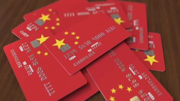 Montón de tarjetas de crédito con bandera de China. Sistema bancario chino animación 3D conceptual — Vídeo de stock