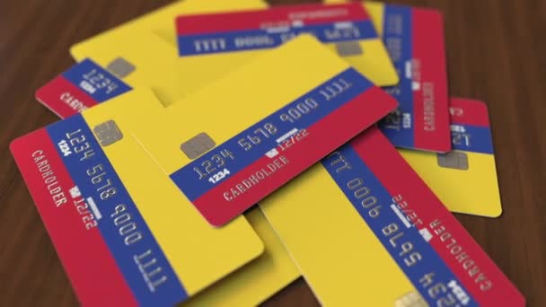 Montón de tarjetas de crédito con bandera de Colombia. Sistema bancario colombiano animación 3D conceptual — Vídeo de stock