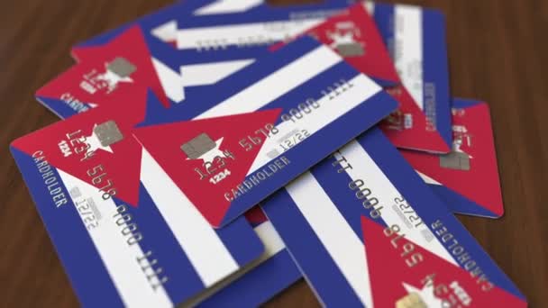 Pile de cartes de crédit avec drapeau de Cuba. Système bancaire cubain animation 3D conceptuelle — Video